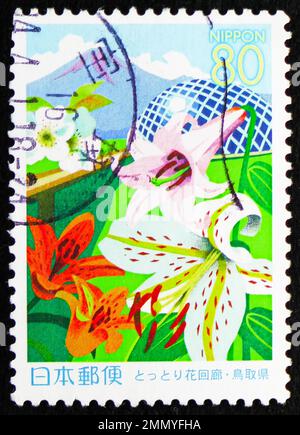 MOSCOU, RUSSIE - 25 DÉCEMBRE 2022 : timbre-poste imprimé au Japon montre le Dôme de fleurs, les fleurs et la montagne Daisen, timbres de la préfecture - série Tottori, Banque D'Images