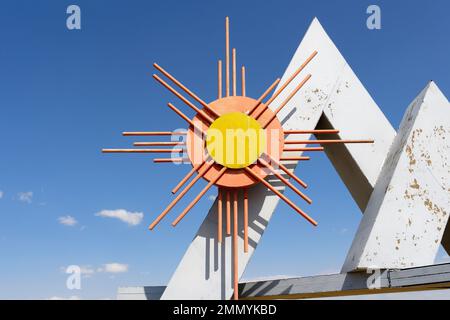 Monument du col MELS construit à la gloire de Marx Engels Lénine Staline à l'altitude de 3262 mètres, région de Naryn, Kirghizistan Banque D'Images