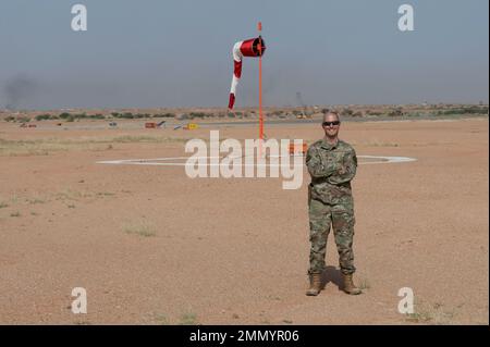 BASE AÉRIENNE 201, Niger - le capitaine de la Force aérienne américaine Christopher Dunn est le commandant de vol des opérations aériennes du groupe expéditionnaire aérien 409th de la base aérienne 201, au Niger. Dunn supervise les fonctions quotidiennes de quatre sections distinctes : Météo, Radar Weather Airfield Systems (RAW), contrôle de la circulation aérienne et gestion des terrains d'aviation. Son équipe et lui assurent la sécurité et l'exploitation de $148 millions de systèmes d'armes d'aérodrome et de ses composants de soutien, notamment une tour mobile de contrôle de la circulation aérienne déployable, un radar météorologique et une suite de capteurs météorologiques. Banque D'Images