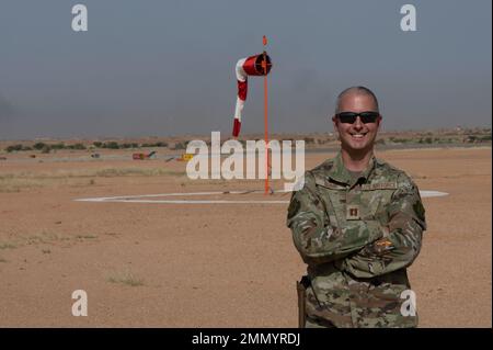 BASE AÉRIENNE 201, Niger - le capitaine de la Force aérienne américaine Christopher Dunn est le commandant de vol des opérations aériennes du groupe expéditionnaire aérien 409th de la base aérienne 201, au Niger. Dunn supervise les fonctions quotidiennes de quatre sections distinctes : Météo, Radar Weather Airfield Systems (RAW), contrôle de la circulation aérienne et gestion des terrains d'aviation. Son équipe et lui assurent la sécurité et l'exploitation de $148 millions de systèmes d'armes d'aérodrome et de ses composants de soutien, notamment une tour mobile de contrôle de la circulation aérienne déployable, un radar météorologique et une suite de capteurs météorologiques. Banque D'Images