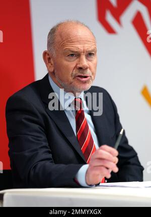 Ieuan Evans, président de l'Union galloise de rugby, lors d'une conférence de presse au stade de la Principauté de Cardiff. Ieuan Evans s'est engagé à rester à la présidence de l'Union galloise de rugby malgré les allégations d'une « culture toxique » au sein de l'organisation qui a entraîné la démission du directeur général Steve Phillips dimanche. La démission de Phillips a eu lieu après une semaine mouvementée dans le rugby gallois à la suite d'un documentaire faisant état d'allégations de misogynie, de sexisme, de racisme et d'homophobie au sein de l'organe dirigeant du jeu au pays de Galles. Date de la photo: Lundi 30 janvier 2023. Banque D'Images