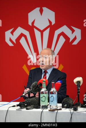 Ieuan Evans, président de l'Union galloise de rugby, lors d'une conférence de presse au stade de la Principauté de Cardiff. Ieuan Evans s'est engagé à rester à la présidence de l'Union galloise de rugby malgré les allégations d'une « culture toxique » au sein de l'organisation qui a entraîné la démission du directeur général Steve Phillips dimanche. La démission de Phillips a eu lieu après une semaine mouvementée dans le rugby gallois à la suite d'un documentaire faisant état d'allégations de misogynie, de sexisme, de racisme et d'homophobie au sein de l'organe dirigeant du jeu au pays de Galles. Date de la photo: Lundi 30 janvier 2023. Banque D'Images