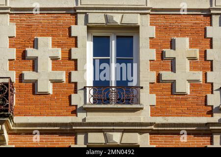 France, Meurthe et Moselle, Nancy, détail de la façade en briques rouges avec la croix de Lorraine en pierre sur la façade d'un petit immeuble situé rue Claudot Banque D'Images