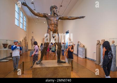 Grèce, Athènes, Musée archéologique national, le Dieu de Cape Artemision, une sculpture monumentale en bronze datant d'environ 460 av. J.-C. Banque D'Images