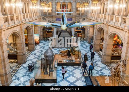 Royaume-Uni, Ecosse, Glasgow, Kelvingrove Art Gallery and Museum, Spitfire MK21 LA198 Banque D'Images