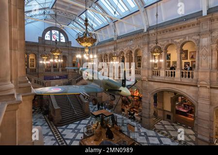 Royaume-Uni, Ecosse, Glasgow, Kelvingrove Art Gallery and Museum, Spitfire MK21 LA198 Banque D'Images