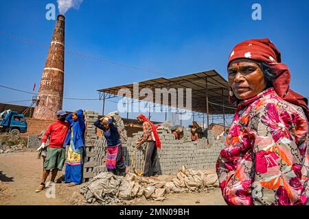 Népal, vallée de Katmandou, briqueteries près de Bhaktapur Banque D'Images