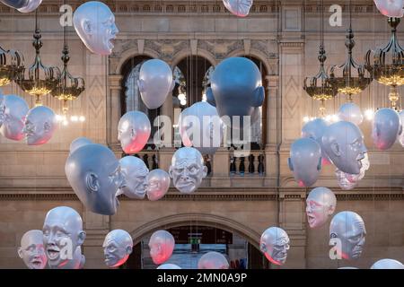 Royaume-Uni, Ecosse, Glasgow, Kelvingrove Art Gallery and Museum, Floating Heads by Sophie Cave Banque D'Images