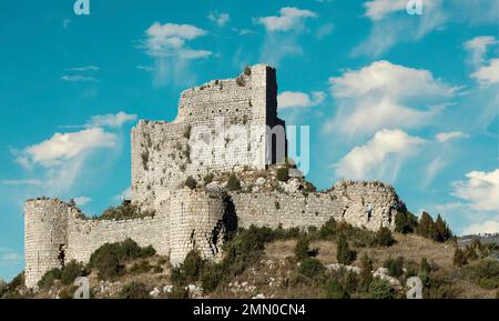 France, Aude, Corbières Parc naturel régional Fenouilledes, Durban, Château d'Aguilar, classé au patrimoine mondial de l'UNESCO, château médiéval monté sur une colline baignée de lumière sous un ciel nuageux Banque D'Images