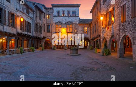 France, Tarn, Castelnau de Montmiral, vue de nuit sur la place des Arcades Banque D'Images