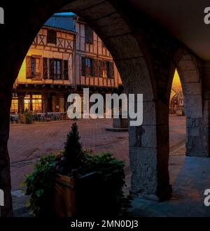 France, Tarn, Castelnau de Montmiral, vue de nuit sur la place des Arcades Banque D'Images