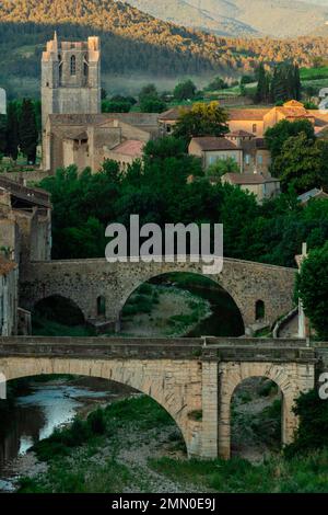 France, Aude, Parc naturel régional des Corbières Fenouilledes, Lagrasse, Abbaye canonique Sainte Marie de Lagrasse, vue générale de l'abbaye et de ses dépendances au lever du soleil en été Banque D'Images