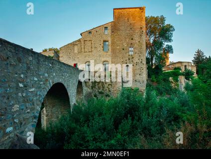 France, Aude, Parc naturel régional des Corbières Fenouilledes, Castel des Corbières, randonnée sur un pont médiéval menant à un village médiéval au lever du soleil Banque D'Images