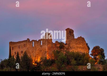 France, Aude, Parc naturel régional des Corbières Fenouilledes, Durban Corbières, Château des Corbières de Durban, vue sur les ruines du château au crépuscule Banque D'Images