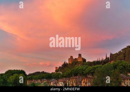 France, Aude, Parc naturel régional des Corbières Fenouilledes, Durban Corbières, Château des Corbières de Durban, vue sur les ruines du château au crépuscule Banque D'Images