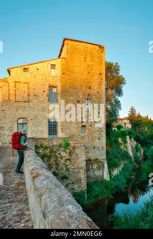 France, Aude, Parc naturel régional des Corbières Fenouilledes, Castel des Corbières, randonnée sur un pont médiéval menant à un village médiéval au lever du soleil Banque D'Images