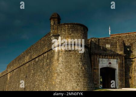 France, Pyrénées Atlantiques, Béarn, Navarrenx, vue partielle des remparts de la ville sous un ciel orageux Banque D'Images