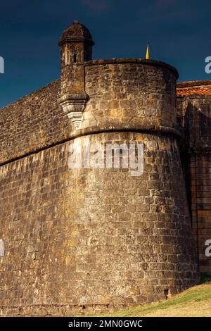 France, Pyrénées Atlantiques, Béarn, Navarrenx, vue partielle des remparts de la ville sous un ciel orageux Banque D'Images