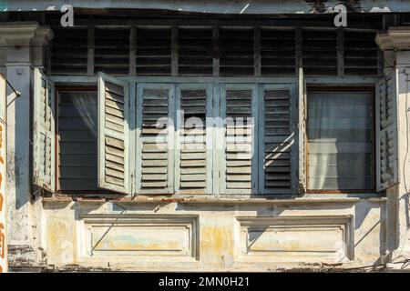 Georgetown, Penang, Malaisie - novembre 2012 : détail des fenêtres en bois rectangulaires brunes d'une ancienne maison de boutiques d'époque dans la ville historique de Penang. Banque D'Images