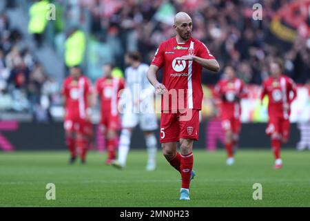 Luca Caldirola d'AC Monza gestes pendant la série A match entre Juventus FC et AC Monza au stade Allianz sur 29 janvier 2023 à Turin, Italie . Banque D'Images