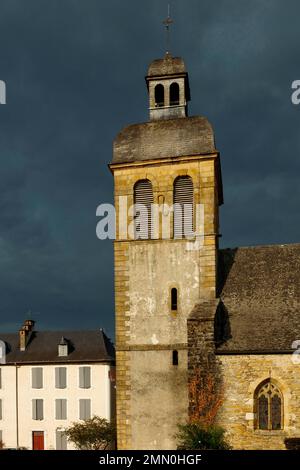 France, Pyrénées Atlantiques, Béarn, Navarrenx, vue sur le clocher de l'église sous un ciel orageux Banque D'Images