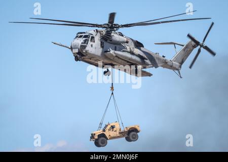 Un CH-53E Super Stallion survole la ligne de vol lors de la démonstration de la Marine Air-Ground Task Force de la Marine corps Air Station Miramar Air Show 2022 au MCAS Miramar, San Diego, Californie, le 24 septembre 2022. La démonstration du MAGTF montre l'utilisation coordonnée de l'appui en plein air, des forces d'artillerie et d'infanterie, et fournit une représentation visuelle du fonctionnement du corps des Marines. Le thème du MCAS Miramar Air Show 2022, « les Marines combattent, évoluent et gagneront », reflète les efforts de modernisation en cours du corps des Marines pour se préparer à de futurs conflits. Banque D'Images