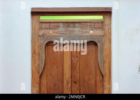 Une porte en bois d'époque sculptée ornailement d'une maison dans la ville historique de Georgetown à Penang, en Malaisie. Banque D'Images