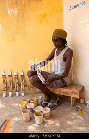 Sénégal, delta de Saloum classé au patrimoine mondial par l'UNESCO, peintre décorant l'écorce de tamarin avec des peintures végétales dans le village de l'île de Mar Lodj Banque D'Images