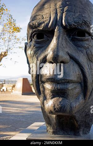 France, Alpes Maritimes, Mougins, Musée d'art classique Mougins, Pablo, sculpture monumentale de Gabriël Sterck (2008) représentant Picasso né à Malaga en Espagne sur 25 octobre 1881 et mort sur 8 avril 1973 à Mougins. 2,40 m de haut x 1,60 largeur x 1,80 profondeur, 500 kg Banque D'Images