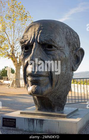 France, Alpes Maritimes, Mougins, Musée d'art classique Mougins, Pablo, sculpture monumentale de Gabriël Sterck (2008) représentant Picasso né à Malaga en Espagne sur 25 octobre 1881 et mort sur 8 avril 1973 à Mougins. 2,40 m de haut x 1,60 largeur x 1,80 profondeur, 500 kg Banque D'Images