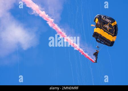 Sgt. 1st classe Morgan George de l'équipe de parachutistes de l'armée américaine atterrit son parachute pour un saut de démonstration sur le MCAS Miramar près de San Diego, Californie, le 24 septembre 2022. L'équipe de parachutistes de l'armée américaine se présente au salon Miramar Airshow du 23 au 25 septembre. Banque D'Images