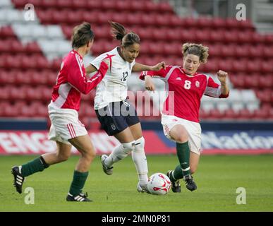 Angleterre contre Hongrie qualification de la coupe du monde 2006 pour le football féminin au stade St Marys de Southampton. Englands Alex Scott en action. L'image est liée par les restrictions de Dataco sur la façon dont elle peut être utilisée. UTILISATION ÉDITORIALE SEULEMENT aucune utilisation avec des fichiers audio, vidéo, données, listes de présentoirs, logos de clubs/ligue ou services « en direct » non autorisés. Utilisation en ligne limitée à 120 images, pas d'émulation vidéo. Aucune utilisation dans les Paris, les jeux ou les publications de club/ligue/joueur unique Banque D'Images