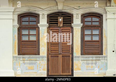 Georgetown, Penang, Malaisie - novembre 2012 : porte et fenêtres anciennes avec des grils d'une maison traditionnelle dans la ville historique de Penang. Banque D'Images