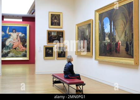 France, Bouches du Rhône, Aix en Provence, Musée Granet, visiteur admirant la peinture le cloître de la Chartreuse Sainte Marie des Anges à Rome par François Marius Granet avec Jupiter et Thetis en arrière-plan par Dominique Ingres Banque D'Images