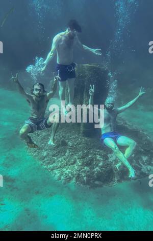 France, Alpes-Maritimes, Cannes, Iles Lerins, Ile Sainte-Marguerite, Plongée en apnée dans l'écomusée sous-marin composé de statues monumentales de l'artiste Jason decaires Taylor, moulé selon les visages de 6 habitants de Cannes et submergé à une distance allant de 84 à 132 mètres du rivage pour une profondeur de 3 à 5 mètres Banque D'Images
