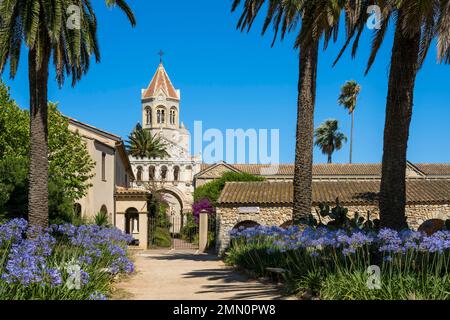 France, Alpes-Maritimes, Cannes, Iles Lerins, Ile Saint-Honorat, Abbaye de Lerins, église abbatiale Banque D'Images