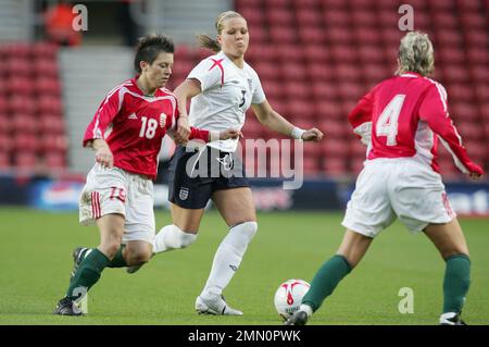 Angleterre contre Hongrie qualification de la coupe du monde 2006 pour le football féminin au stade St Marys de Southampton. Rachel Unitt d'Englands en action. L'image est liée par les restrictions de Dataco sur la façon dont elle peut être utilisée. UTILISATION ÉDITORIALE SEULEMENT aucune utilisation avec des fichiers audio, vidéo, données, listes de présentoirs, logos de clubs/ligue ou services « en direct » non autorisés. Utilisation en ligne limitée à 120 images, pas d'émulation vidéo. Aucune utilisation dans les Paris, les jeux ou les publications de club/ligue/joueur unique Banque D'Images