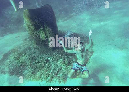 France, Alpes-Maritimes, Cannes, Iles Lerins, Ile Sainte-Marguerite, Plongée en apnée dans l'écomusée sous-marin composé de statues monumentales de l'artiste Jason decaires Taylor, moulé selon les visages de 6 habitants de Cannes et submergé à une distance allant de 84 à 132 mètres du rivage pour une profondeur de 3 à 5 mètres Banque D'Images