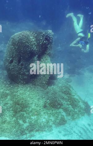 France, Alpes-Maritimes, Cannes, Iles Lerins, Ile Sainte-Marguerite, Plongée en apnée dans l'écomusée sous-marin composé de statues monumentales de l'artiste Jason decaires Taylor, moulé selon les visages de 6 habitants de Cannes et submergé à une distance allant de 84 à 132 mètres du rivage pour une profondeur de 3 à 5 mètres Banque D'Images