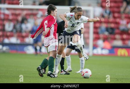 Angleterre contre Hongrie qualification de la coupe du monde 2006 pour le football féminin au stade St Marys de Southampton. Englolands Josanne Potter en action. L'image est liée par les restrictions de Dataco sur la façon dont elle peut être utilisée. UTILISATION ÉDITORIALE SEULEMENT aucune utilisation avec des fichiers audio, vidéo, données, listes de présentoirs, logos de clubs/ligue ou services « en direct » non autorisés. Utilisation en ligne limitée à 120 images, pas d'émulation vidéo. Aucune utilisation dans les Paris, les jeux ou les publications de club/ligue/joueur unique Banque D'Images