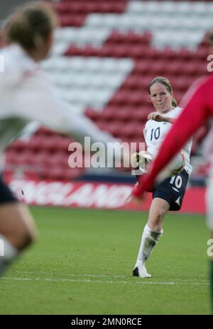 Angleterre contre Hongrie qualification de la coupe du monde 2006 pour le football féminin au stade St Marys de Southampton. Vicky Exley prend un coup de pied gratuit à partir duquel elle marque le premier but de l'Angleterre dans le jeu. L'image est liée par les restrictions de Dataco sur la façon dont elle peut être utilisée. UTILISATION ÉDITORIALE SEULEMENT aucune utilisation avec des fichiers audio, vidéo, données, listes de présentoirs, logos de clubs/ligue ou services « en direct » non autorisés. Utilisation en ligne limitée à 120 images, pas d'émulation vidéo. Aucune utilisation dans les Paris, les jeux ou les publications de club/ligue/joueur unique Banque D'Images