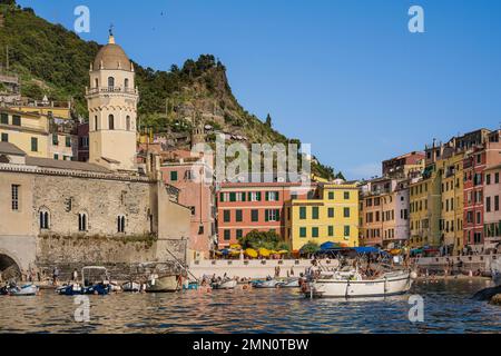 Italie, Ligurie, Parc National des Cinque Terre classé au patrimoine mondial de l'UNESCO, village de Vernazza, église paroissiale de Sainte-Marguerite d'Antioche (Santa Margherita) flanquée d'un haut clocher octogonal et de la plage dans le port sur la droite Banque D'Images