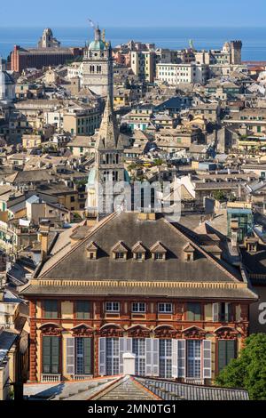 Italie, Ligurie, Gênes, le Palazzo Rosso l'un des palais Rolli classé au patrimoine mondial par l'UNESCO dans la Strada Nuova aujourd'hui via Garibaldi, la basilique de Santa Maria delle Vigne et la cathédrale (Cattedrale di San Lorenzo) en arrière-plan Banque D'Images