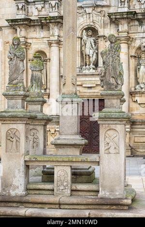 Espagne, Galice, La Corogne, vieille ville, croix de la place marques de San Martin en face de l'église San Jorge Banque D'Images