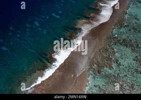 Vagues s'écrasant sur un magnifique récif de corail vierge à Tahaa, en Polynésie française, avec un drone Banque D'Images