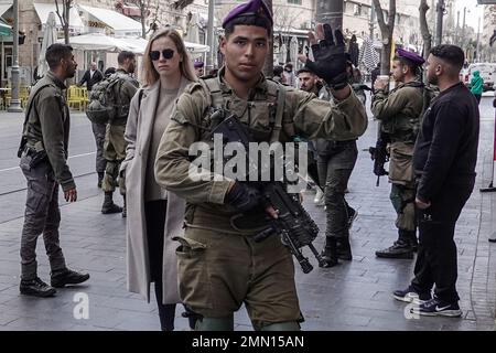 Jérusalem, Israël. 30th janvier 2023. Les forces de police des frontières, renforcées par la Brigade de Givati des FDI, dans des bérets violets, patrouillent dans les rues du centre-ville de Jérusalem dans un contexte d'escalade de violence à la suite de deux fusillades terroristes dans la capitale. Sept Israéliens ont été assassinés et cinq blessés. Crédit : NIR Amon/Alamy Live News Banque D'Images