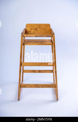 Chaise haute artisanale en bois sur fond blanc dans un studio. Photo de haute qualité Banque D'Images