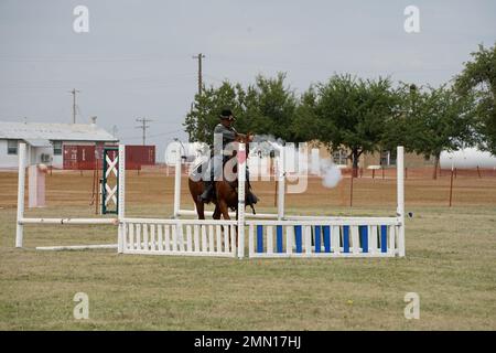 Sgt. Vincent Aquino, un soldat de la Garde couleur de fort Carson Mountain (FCMCG), sur son cheval, Sgt. Slim, tire un pistolet lors de la partie de la coupe Bolte de la compétition nationale de cavalerie 2022 sur le site historique fort Reno à El Reno, en Oklahoma, le 24 septembre 2022. Le Concours national de cavalerie 2022 sera la première fois que cette équipe du GCMFC sera en compétition au niveau national. Banque D'Images