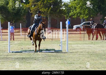 Sgt. Vincent Aquino, un soldat de la Garde couleur de fort Carson Mountain (FCMCG), sur son cheval, Sgt. Slim, tire un pistolet lors de la phase de démonstration du Concours national de cavalerie 2022 sur le site historique fort Reno à El Reno, en Oklahoma, le 24 septembre 2022. Le Concours national de cavalerie 2022 sera la première fois que cette équipe du GCMFC sera en compétition au niveau national. Banque D'Images