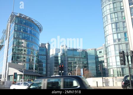Un groupe de structures modernistes près de Paddington Station, Londres, W2 fait une déclaration audacieuse et claire dans le verre. Cette disposition éclaire la zone Banque D'Images